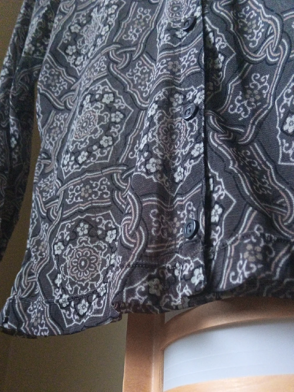 P17" L21" Mexx Grey and White Medallion Print Button-Down Sheer Blouse - Picture 5 of 9